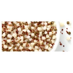 Mischung aus rotem Quinoa, grünen Linsen und Blume